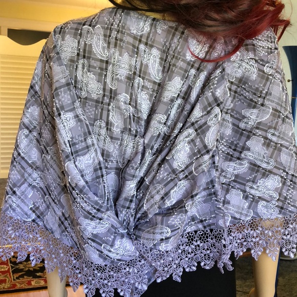 Beautiful lavender, scarves, poncho.in Tokyo. - Picture 2 of 7